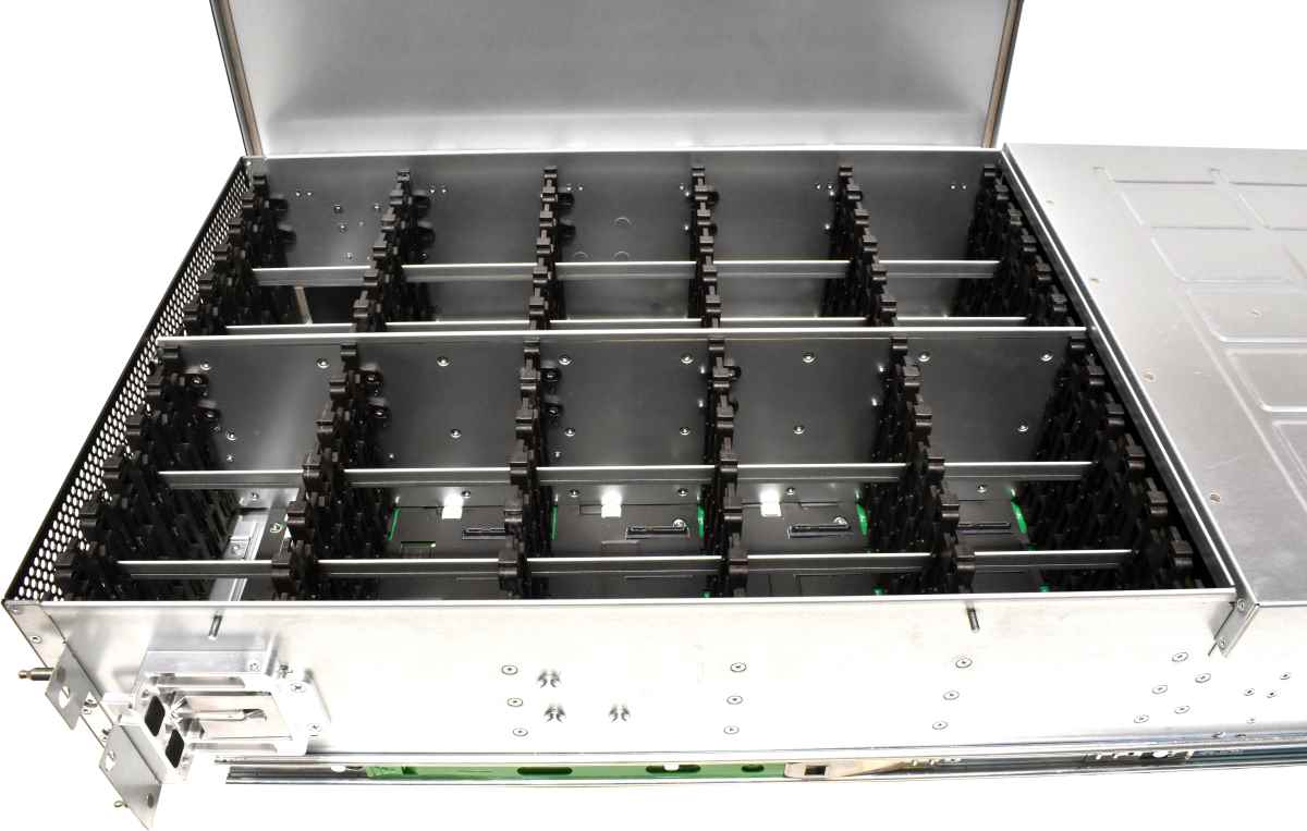 Fujitsu Eternus DX 1/200 HD-DE S4 Storage FTS:ETVEEDU 60 Bay 2,5"/3,5" 12G Disk Array Fujitsu Eternus DX 1/200 HD-DE S4 Storage FTS:ETVEEDU 60 Bay 2,5"/3,5" 12G Disk Array