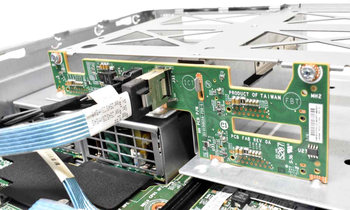 HP ProLiant DL380 G10 2U no CPU no PC4 RAM 2x Heatsink CPU 15x LFF 3,5 2x SFF 2,5 P816i-a SR HP ProLiant DL380 G10 2U 2xPlatinum 8260 CPU 128GB RAM 15xLFF 3,5 2xSFF 2,5 P816i-a SR