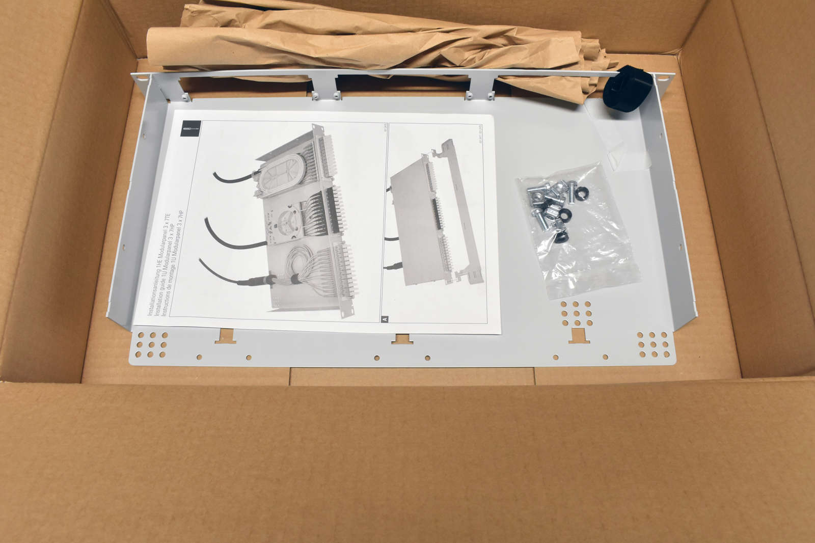 R-M-804258-1HE-Modularpanel-36-3x7TE-grau-leer-Sre-006.jpg R&M 804258 1HE Modularpanel 36 3x7TE grau leer +Srew Set NEW NEU