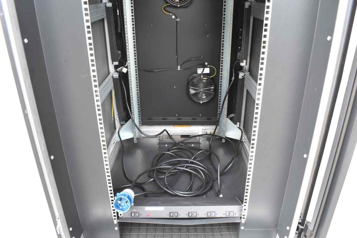 Knürr 24H E+Lüfter 230V A3C40084361 Server Rack B79cm x H129cm T100cm +Control Unit 4x Power Strips Knürr 24H E+Lüfter 230V A3C40084361 Server Rack B79cm x H129cm T100cm +Control Unit 4x Power Strips