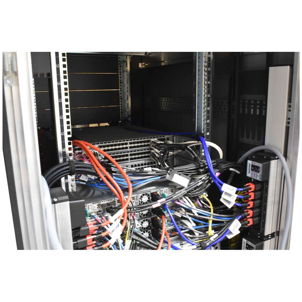 Dell EMC ECS Server Schrank 47U 2x 7050SX-64 + 7040T-48 + 8x VRA60 + 2x 4Node 12x Liebert Emerson MPX BRM-ER PDU Dell EMC ECS Server Schrank 47U 2x 7050SX-64 + 7040T-48 + 8x VRA60 + 2x 4Node 12x Liebert Emerson MPX BRM-ER PDU