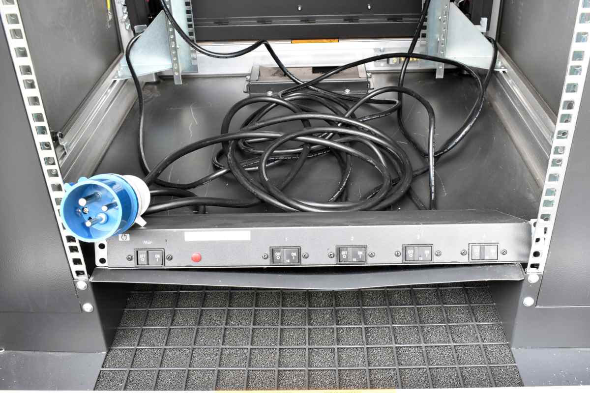 Knürr 24H E+Lüfter 230V A3C40084361 Server Rack B79cm x H129cm T100cm +Control Unit 4x Power Strips Knürr 24H E+Lüfter 230V A3C40084361 Server Rack B79cm x H129cm T100cm +Control Unit 4x Power Strips