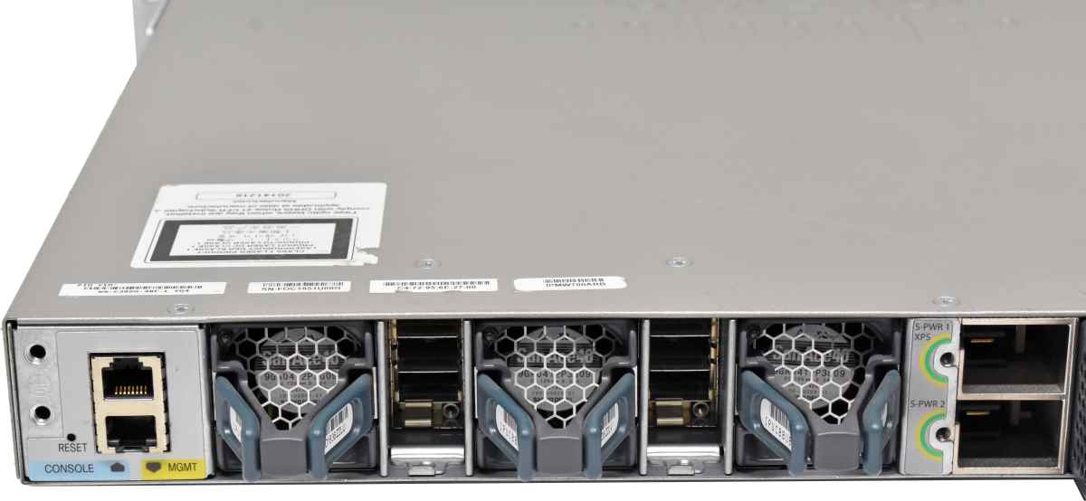 Cisco WS-C3850-24T-S 24-Port Stackable Gigabit Ethernet Switch + Modul C3850-NM-4-1G