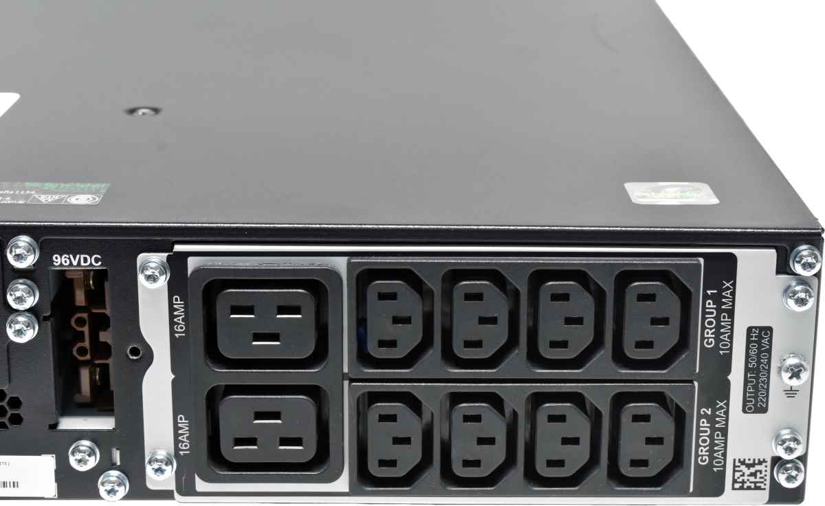 APC Smart UPS SRT3000XLI 3000VA 2700W 2HE USV 8x C13 2x C19 + NIC AP9640 + 2 x Battery