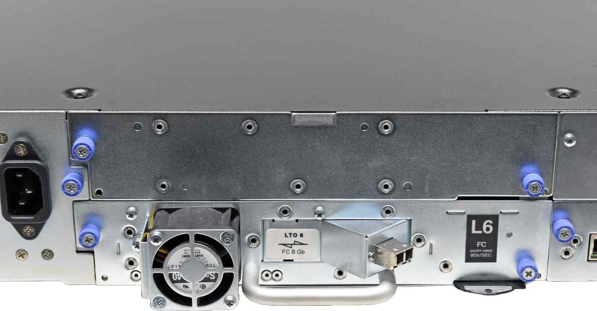 Dell PowerVault TL2000 2726305 24-Slot Tape Library 1x LTO-6 P35P1982 8G FC +Network Module