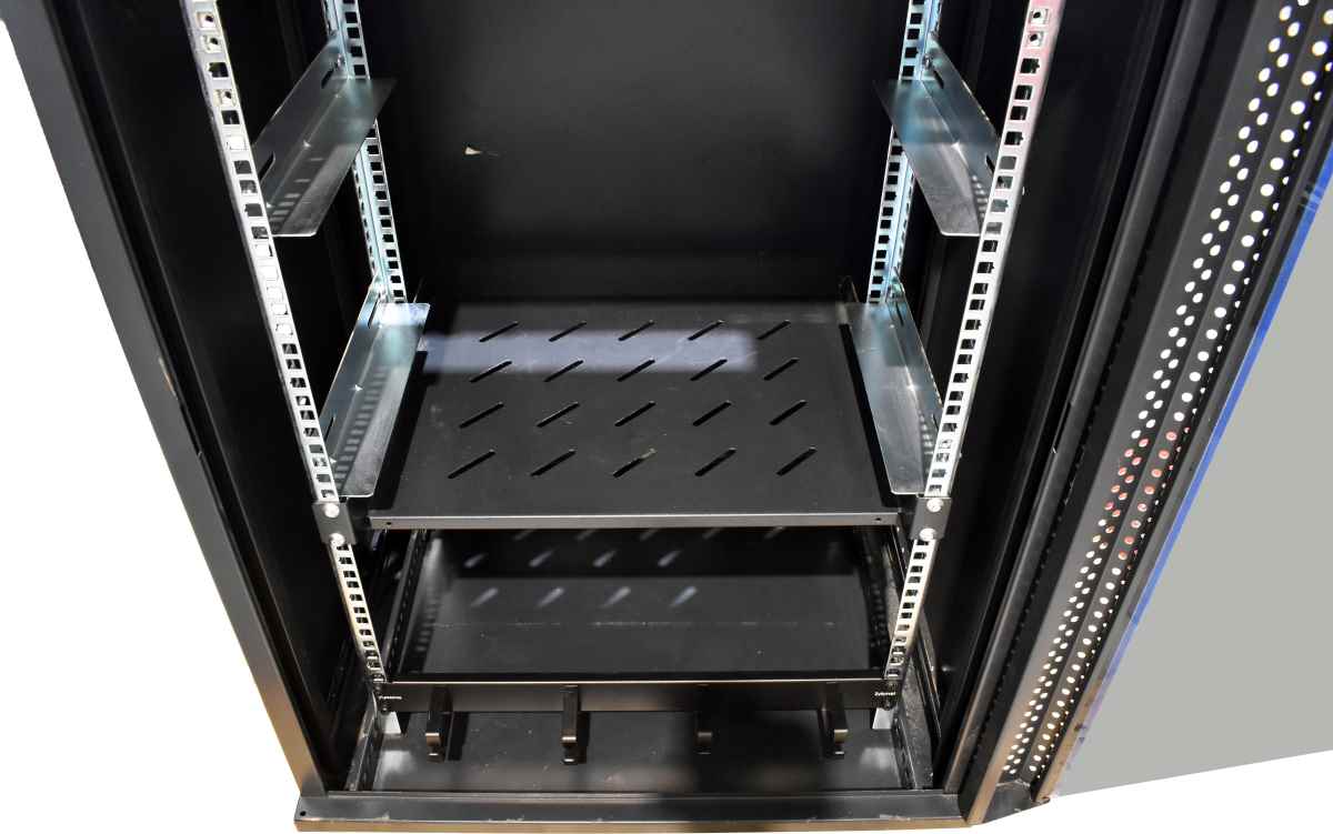 PRESTAQ 18U Server Rack B60cm x H91cm T57cm door handle broken