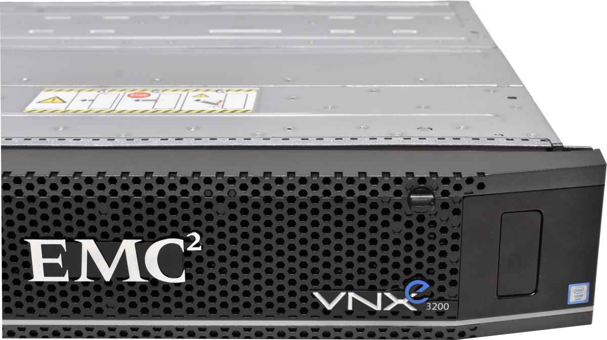 EMC VNXe 3200 NAS/SAN Storage 2x E5-2407 48GB PC3 25x SFF 2x Storage Controller 8x Mini GBIC +key no HDDs
