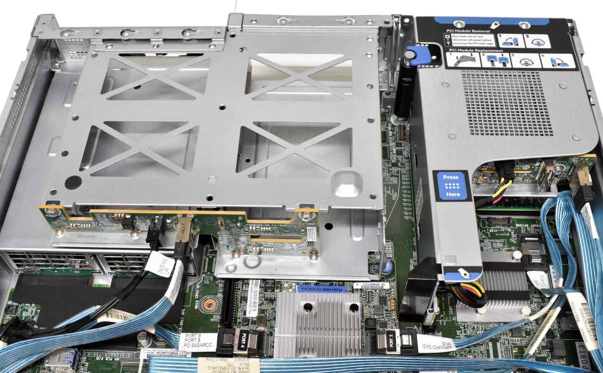 HP ProLiant DL380 G10 2U no CPU no PC4 RAM 2x Heatsink CPU 15x LFF 3,5 2x SFF 2,5 P816i-a SR HP ProLiant DL380 G10 2U 2xPlatinum 8276 CPU 128GB RAM 15xLFF 3,5 2xSFF 2,5 P816i-a SR