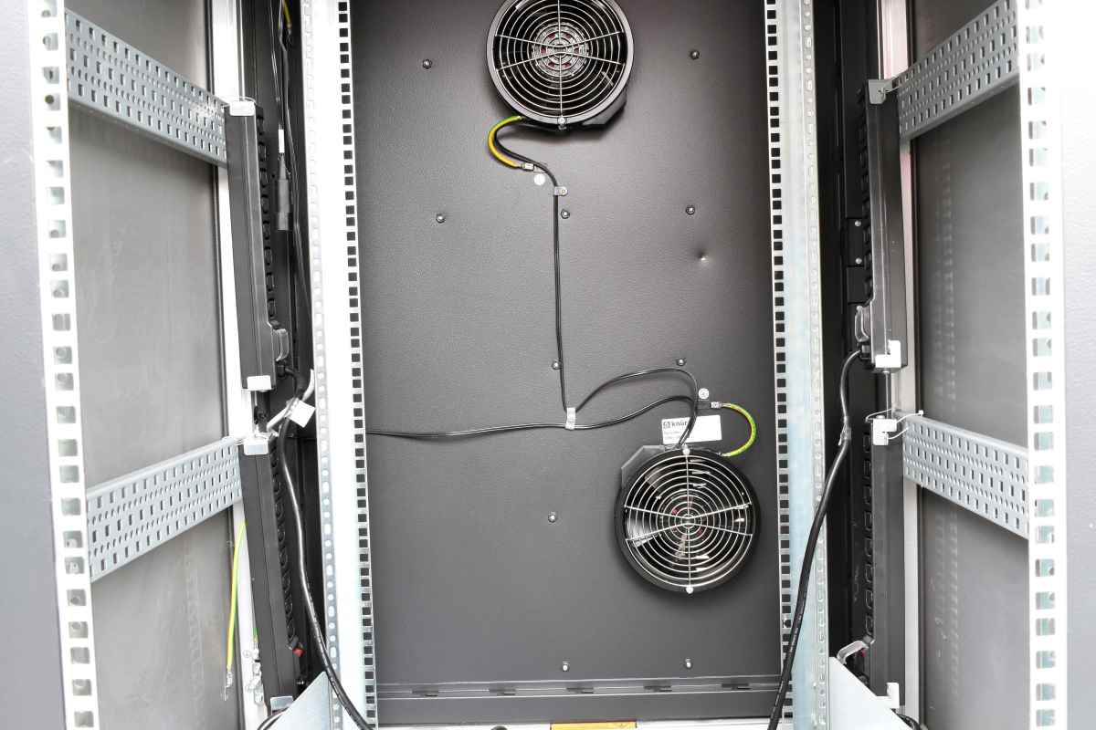 Knürr 24H E+Lüfter 230V A3C40084361 Server Rack B79cm x H129cm T100cm +Control Unit 4x Power Strips Knürr 24H E+Lüfter 230V A3C40084361 Server Rack B79cm x H129cm T100cm +Control Unit 4x Power Strips