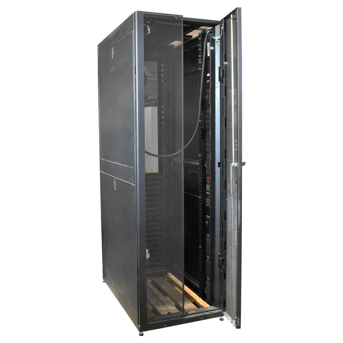 APC NetShelter AR3100 42 HE Server Rack B60cm x H199,1cm + APC Metered Rack PDU AP8853 230V 32A 6xC19 36xC13 APC NetShelter AR3100 42 HE Server Rack B60cm x H199,1cm + APC Metered Rack PDU AP8853 230V 32A 6xC19 36xC13