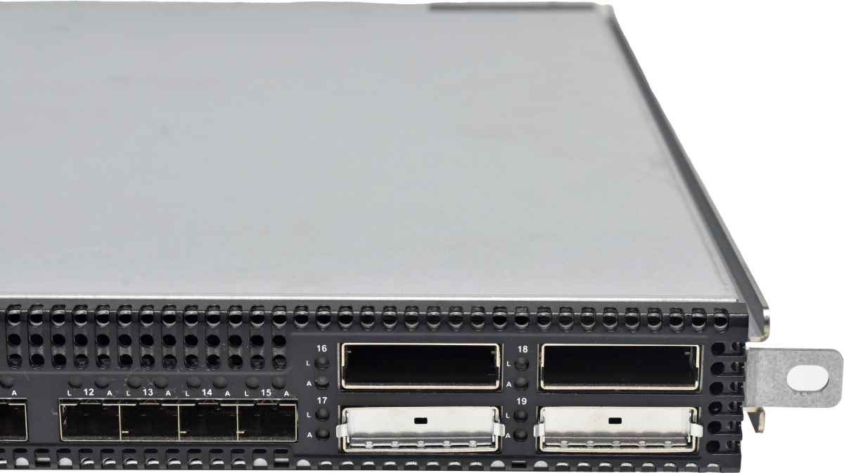 QLogic SANbox 5602 SB5602Q-08A B 31422-07 C 16-Port SFP Stackable FC Switch +5 Mini GBICs QLogic SANbox 5602 SB5602Q-08A B 31422-07 C 16-Port SFP Stackable FC Switch +5 Mini GBICs