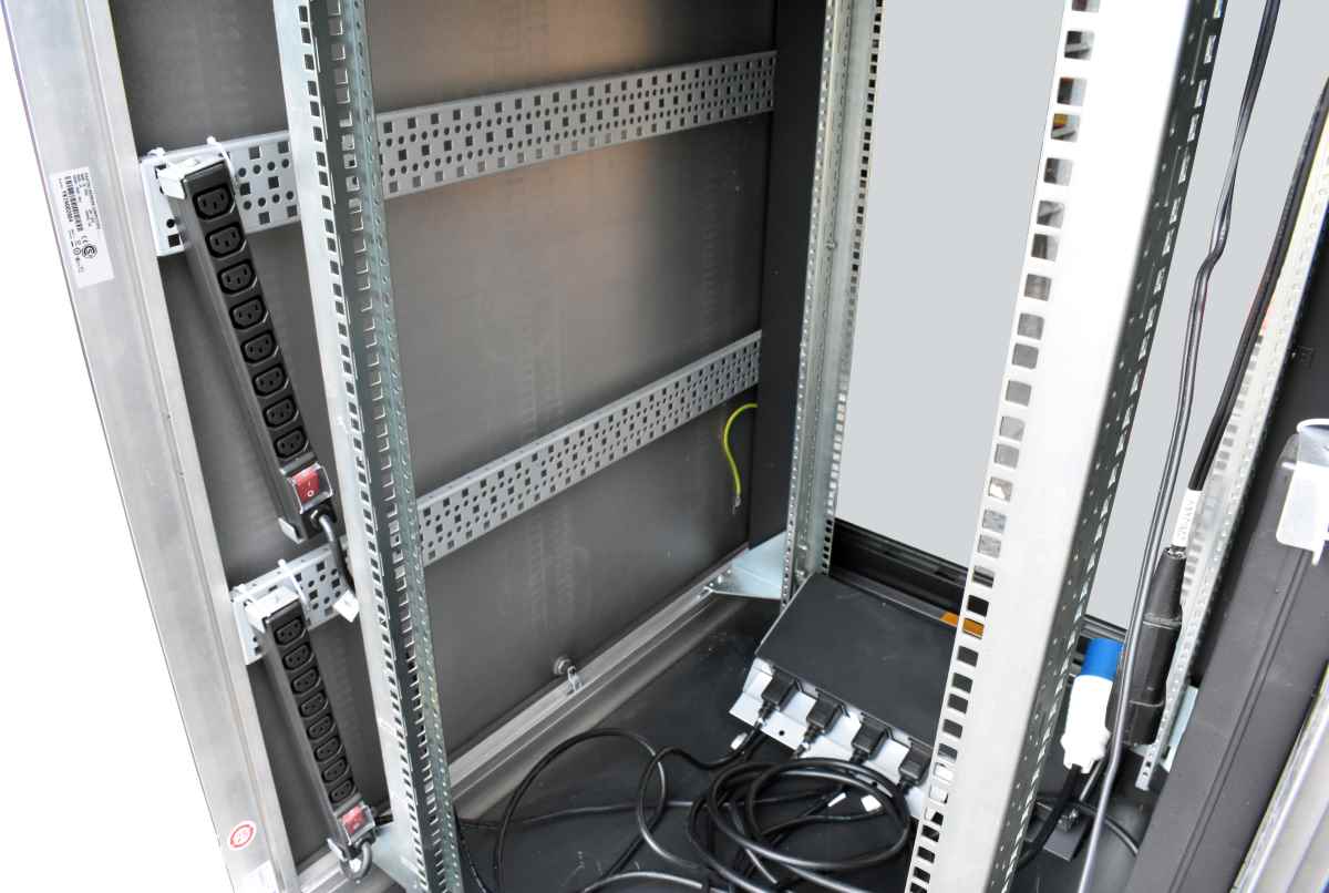 Knürr 24H E+Lüfter 230V A3C40084361 Server Rack B79cm x H129cm T100cm +Control Unit 4x Power Strips Knürr 24H E+Lüfter 230V A3C40084361 Server Rack B79cm x H129cm T100cm +Control Unit 4x Power Strips