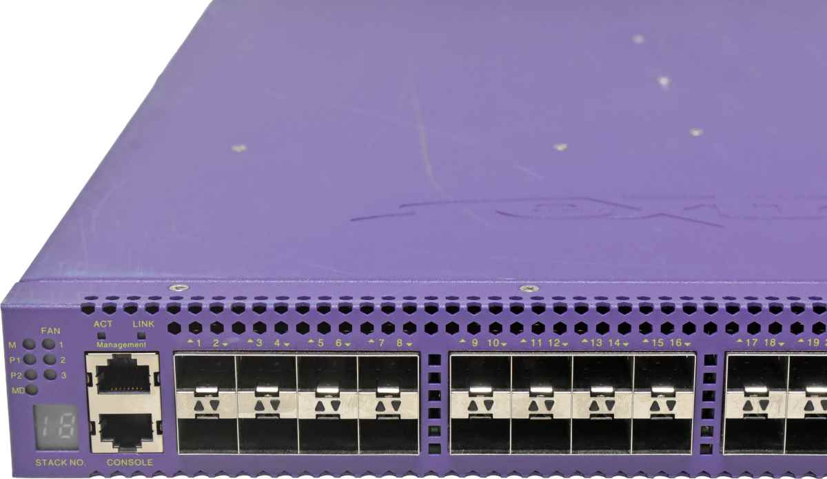 Extreme Summit X670-48x-FB 17103 48-Port SFP+ 10GE Switch Extreme Summit X670-48x-FB 17103 48-Port SFP+ 10GE Switch