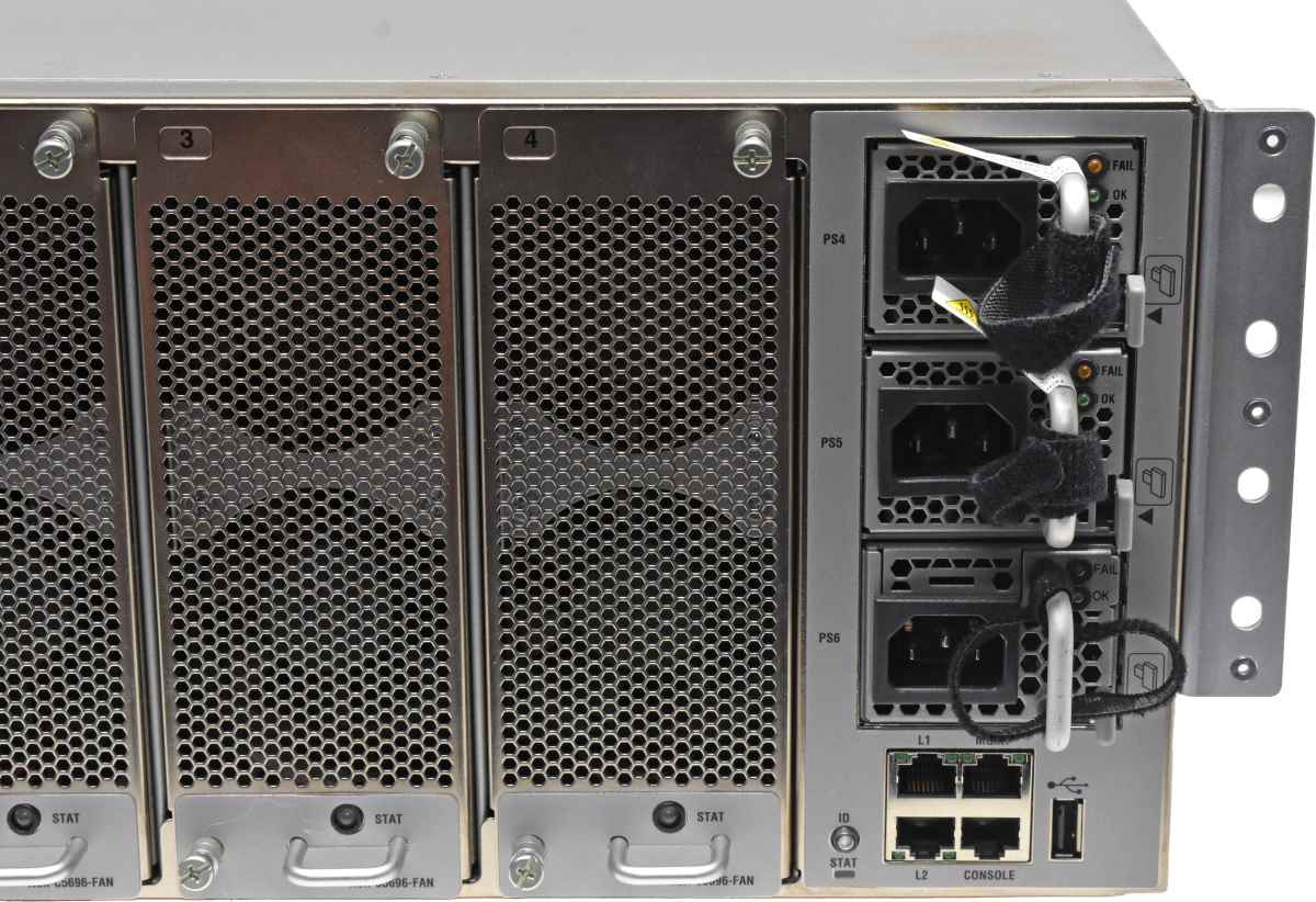 Cisco Switch N5K-C5696Q 68-5317-01 4x N5696-M12Q 1x N5696-M12Q 6x PSU 4x FAN