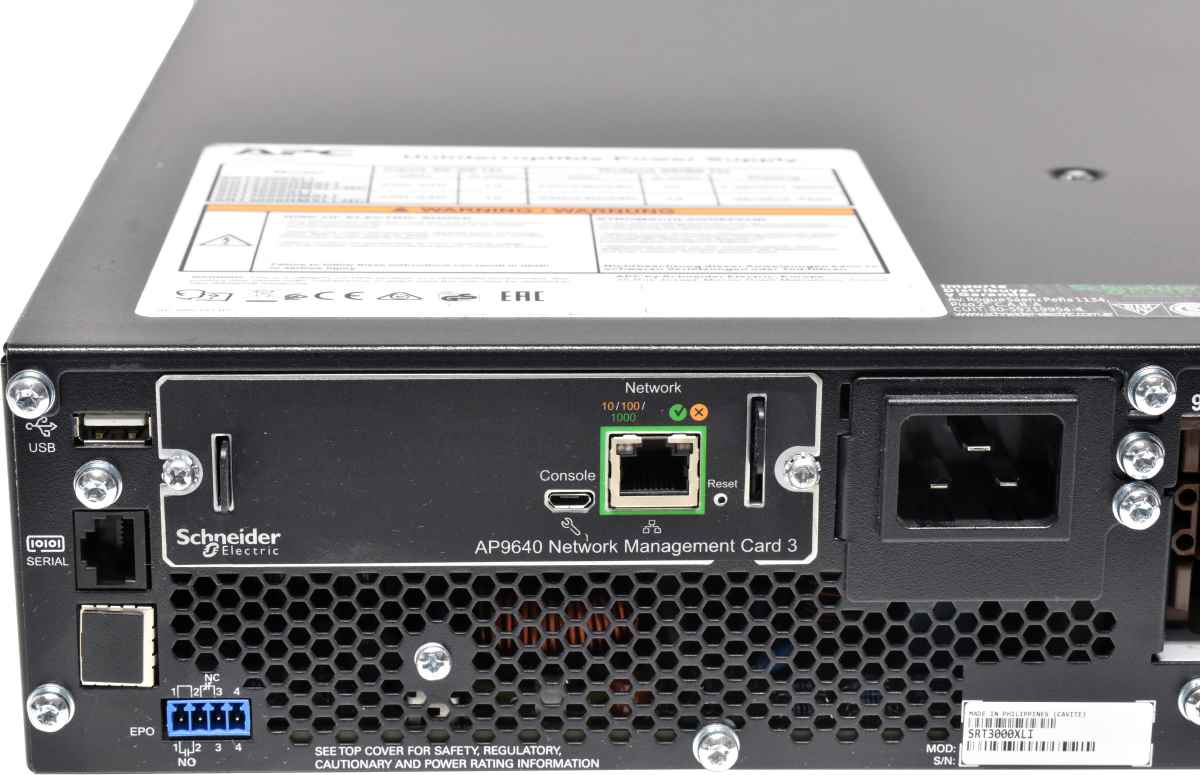 APC Smart UPS SRT3000XLI 3000VA 2700W 2HE USV 8x C13 2x C19 + NIC AP9640 + 2 x Battery APC Smart UPS SRT3000XLI 3000VA 2700W 2HE USV 8x C13 2x C19 + NIC AP9640 + 2 x Battery