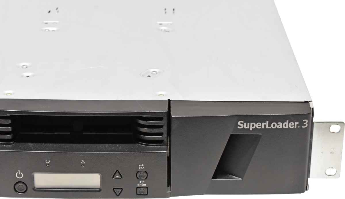 Quantum L700 Superloader 3 Tape Autoloader EC-LFHWE-YF Drive Type LTO-5 6G SAS 8 Slots 1 Magazine 2U 2HE Quantum L700 Superloader 3 Tape Autoloader ET-LLYAE-YE Drive Type LTO-7 6G SAS 16 Slots 2 Magazines 2U 2HE