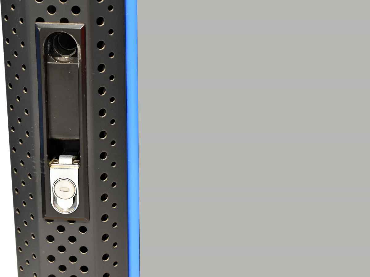 PRESTAQ 18U Server Rack B60cm x H91cm T57cm door handle broken