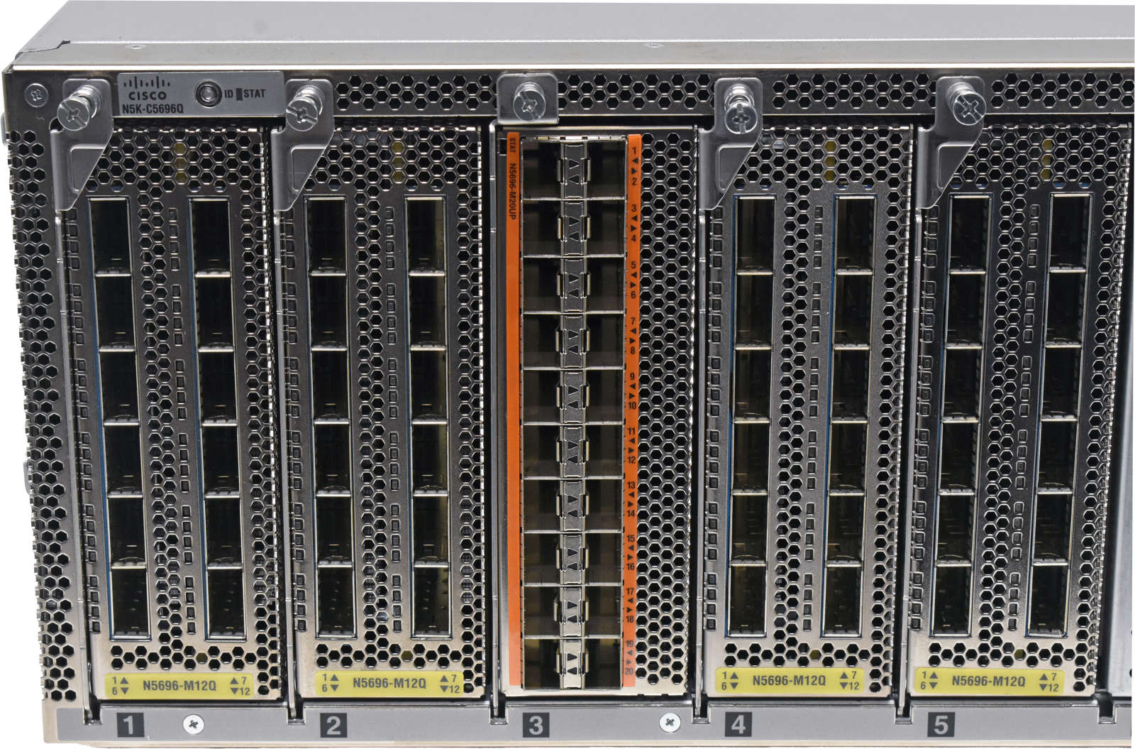 Cisco-Switch-N5K-C5696Q-68-5317-01-4x-N5696-M12Q-1-003.jpg Cisco Switch N5K-C5696Q 68-5317-01 4x N5696-M12Q 1x N5696-M12Q 6x PSU 4x FAN