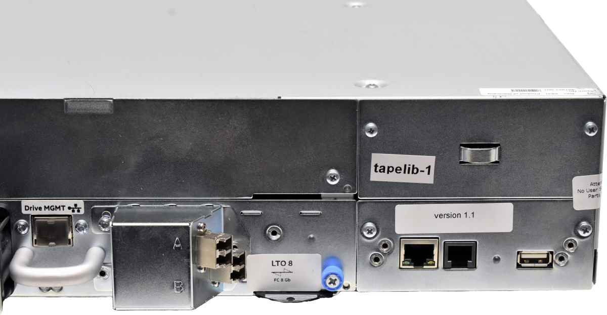 HP StoreEver MSL2024 AK379A Tape Library 407351-001 24-Slot  +LTO-8 Q6Q67A 882184-001 2x 8G LC2A FC
