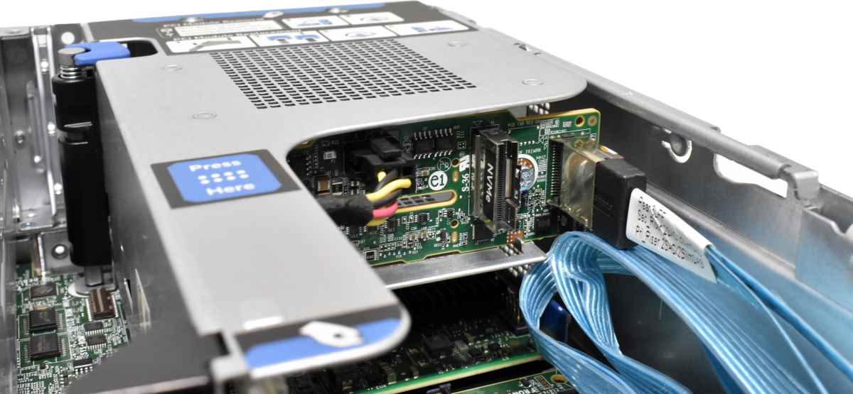 HP ProLiant DL380 G10 2U no CPU no PC4 RAM 2x Heatsink CPU 15x LFF 3,5 2x SFF 2,5 P816i-a SR HP ProLiant DL380 G10 2U 2xPlatinum 8260 CPU 128GB RAM 15xLFF 3,5 2xSFF 2,5 P816i-a SR