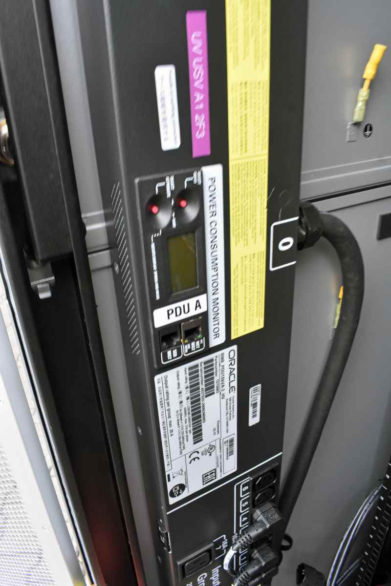 Sun Oracle Exadata X8-2 Server Cabinet 1242 7120092-8559 2x PDU +Key +Cables