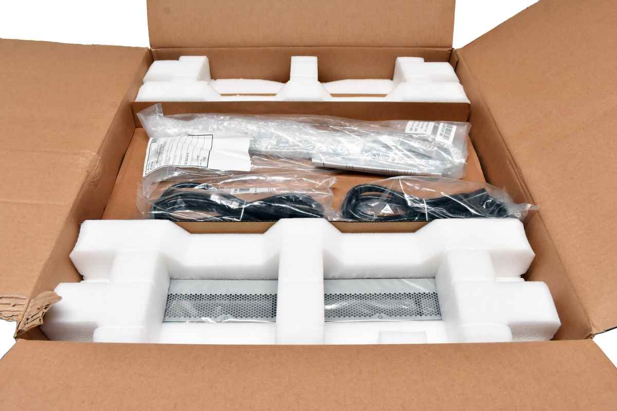 Cisco Nexus N3K-C3172PQ-XL 68-5949-01 48-Port SFP+ 10 GE Switch 6x 40G QSFP+ Rack Rails NEW